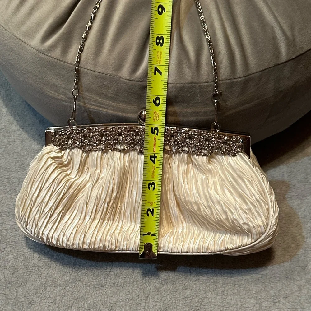 Vintage Elegant Cream Clutch with Rhinestone Detail